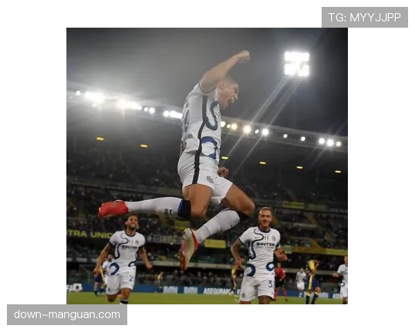 转播画面捕捉到国际米兰助教向球员持续做出手势,示意整体阵型前压