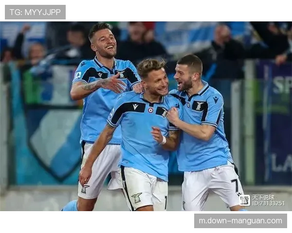 特写:维罗纳主场为去世的资深球迷举行默哀仪式